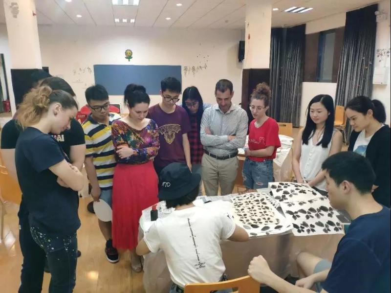 扇上丹青，风雅共赏——中国文化系列课堂之“中国画扇”活动顺利举行